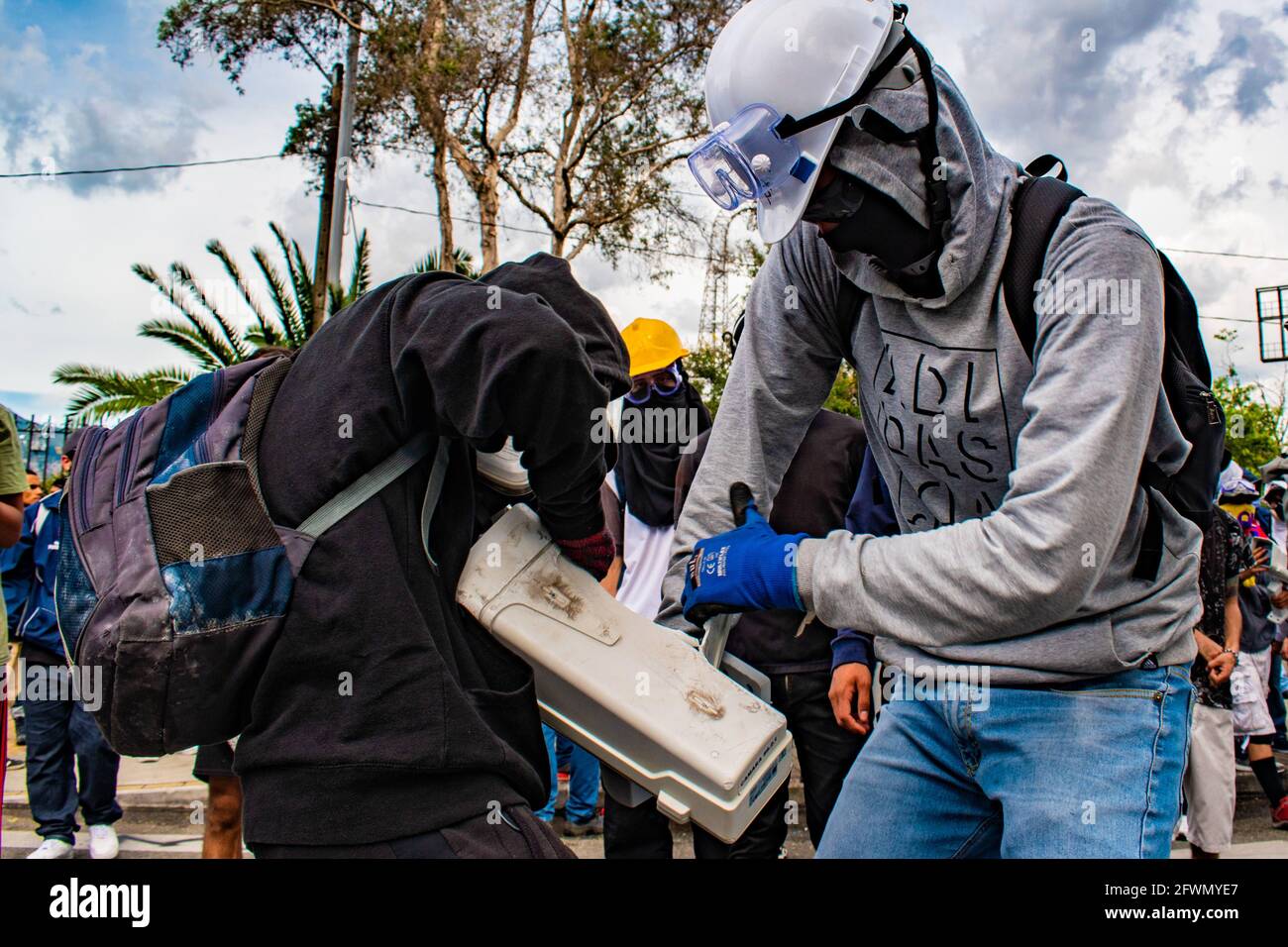 Medellin, Antioquia, Colombie. 22 mai 2021. Les manifestants de la ligne de front ont arrêté les caméras de sécurité alors que les affrontements et les émeutes évoluent à Medellin, en Colombie, après que les manifestants et la police anti-émeute (ESMAD) aient été manifestés lors d'une manifestation qui s'est transformée en affrontements après que les caméras de sécurité et le commerce aient été affectés par la manifestation. À Medellin, Antioquia, Colombie, le 22 2021. Crédit : Miyer Juana/LongVisual/ZUMA Wire/Alay Live News Banque D'Images