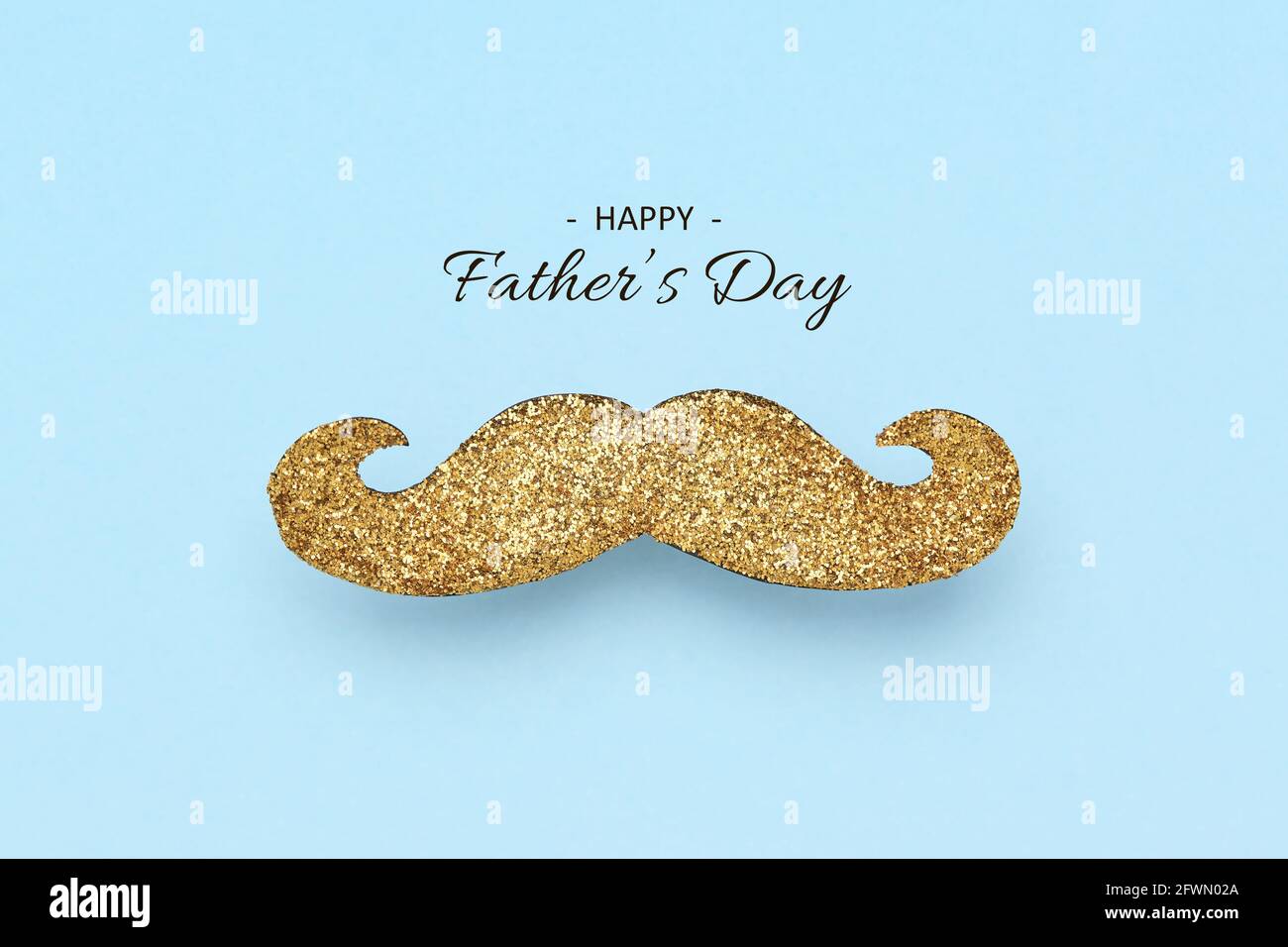 Carte de vœux de fête des pères avec moustache dorée sur fond bleu. Paillettes dorées, minimalistes, espace de copie. Banque D'Images