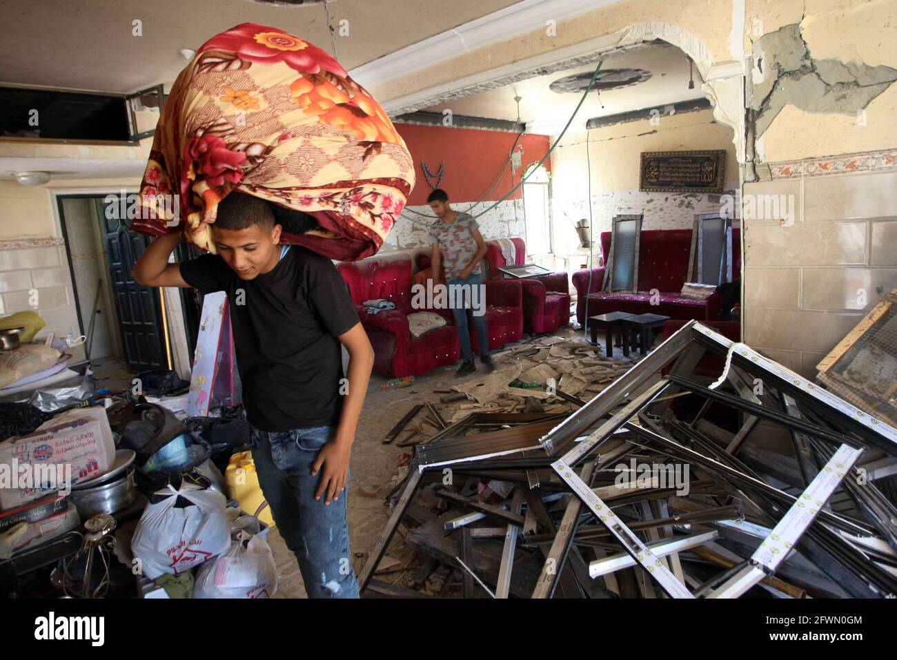 Gaza, Gaza. 23 mai 2021. Les Palestiniens inspectent leurs maisons détruites lors du cessez-le-feu entre Gaza et Israël à Beit Hanun, dans le nord de la bande de Gaza, le dimanche 23 mai 2021. Les Gazaouis ont tenté de redorer leur vie, après un conflit dévastateur de 11 jours avec Israël qui a tué plus de 240 personnes et fait des milliers de sans-abri dans l'enclave palestinienne appauvrie. Photo d'Ismael Mohamad/UPI. Crédit : UPI/Alay Live News Banque D'Images