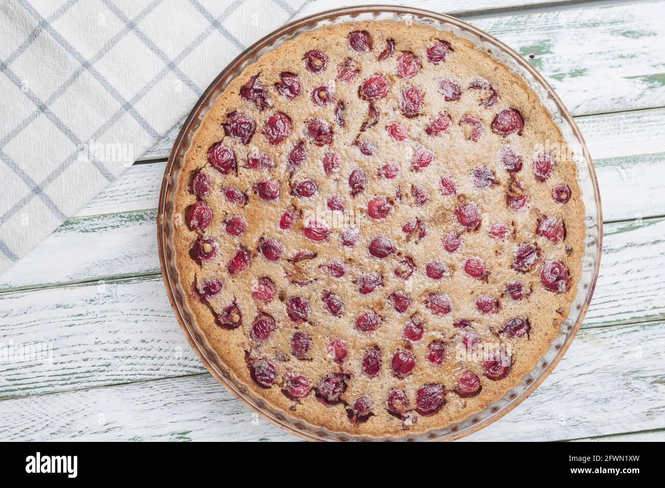 Vue de dessus d'un gâteau avec des cerises dénoyautées de saison Banque D'Images