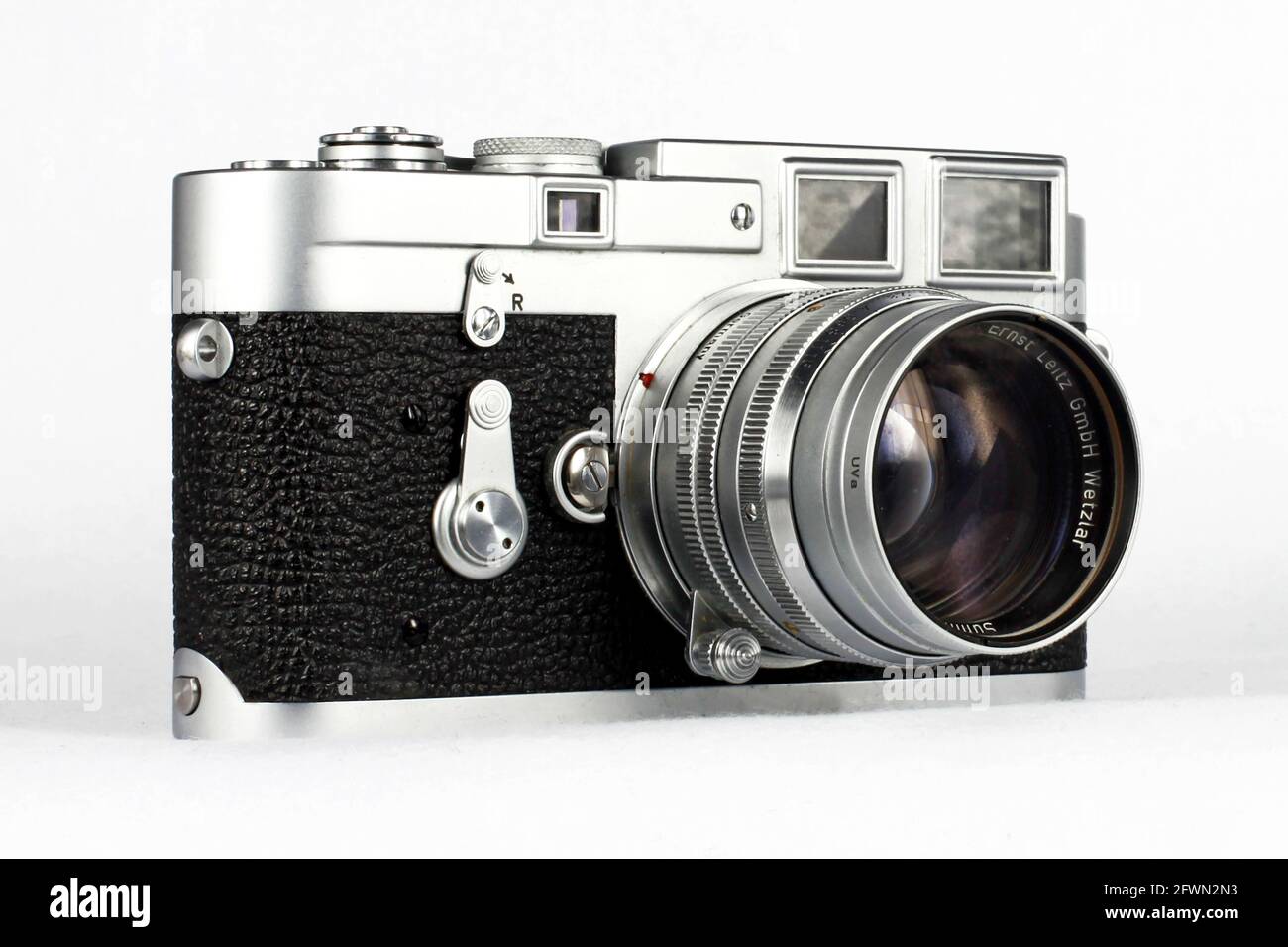 Un appareil photo numérique Leica M3 vintage avec un objectif Summarit 50mm f1.5 Ernst Leitz. Banque D'Images
