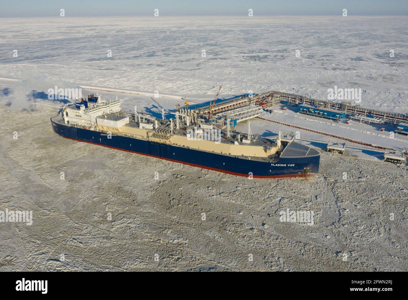 Sabetta, région de Tyumen, Russie - 30 mars 2021 : le transporteur de gaz Vladimir Vize est chargé de gaz naturel liquéfié à la berth. Banque D'Images