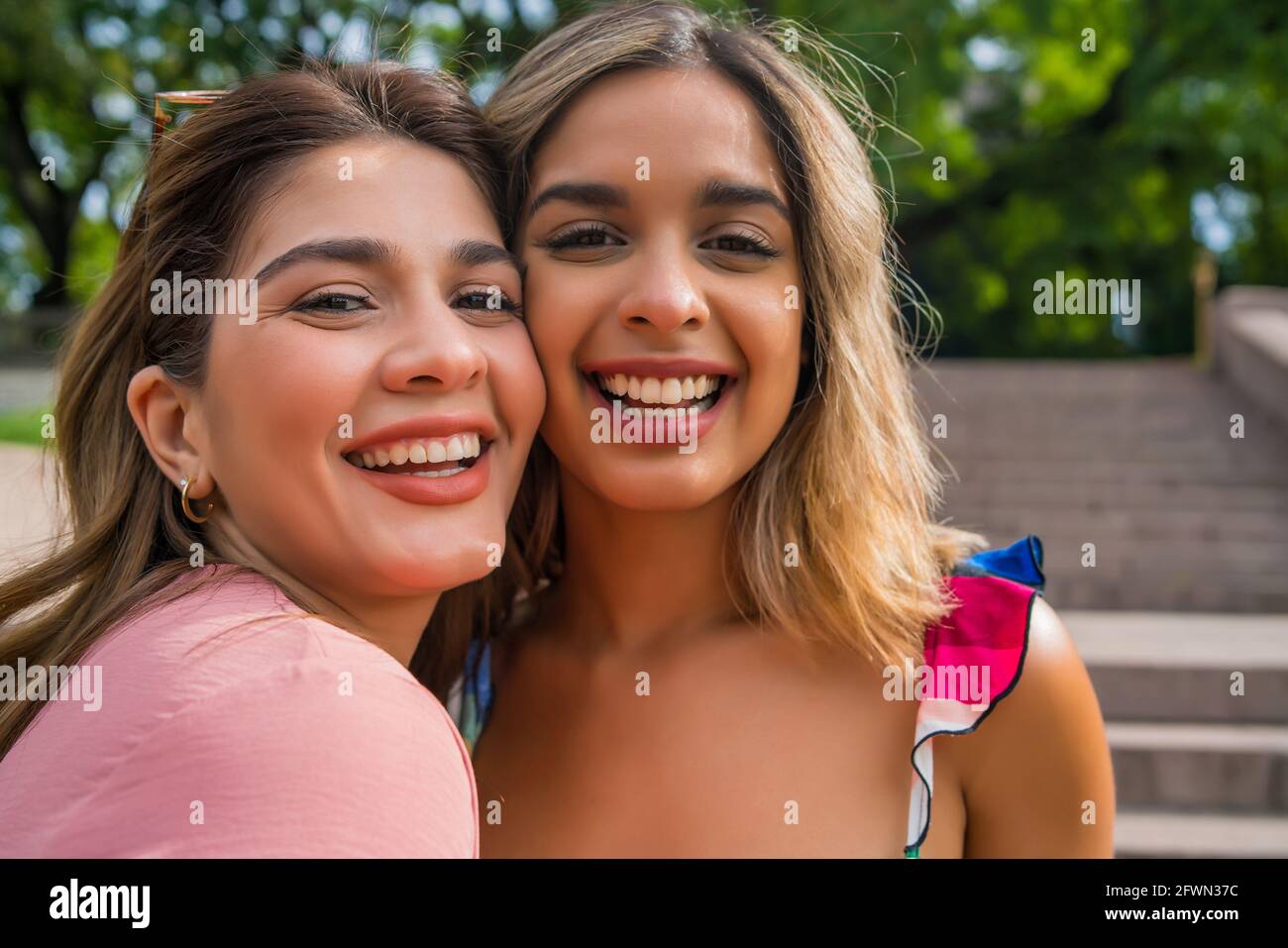 Portrait de deux jeunes amis à l'extérieur. Banque D'Images