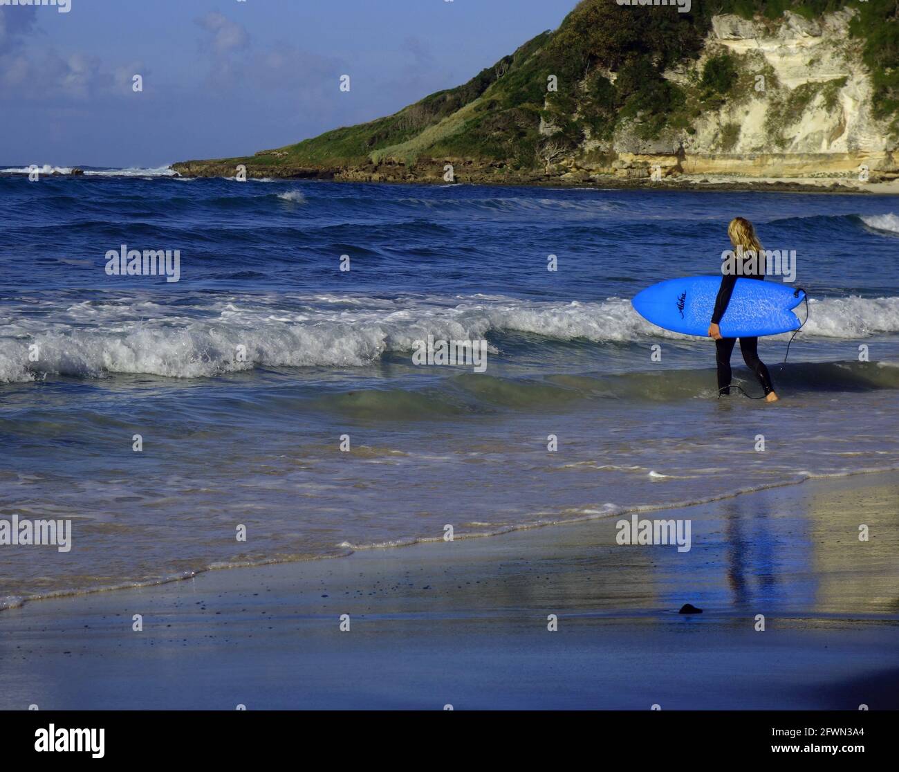 Local en route pour une soirée de surf, Ned's Beach, Lord Howe Island, Nouvelle-Galles du Sud, Australie. Pas de MR ou PR Banque D'Images