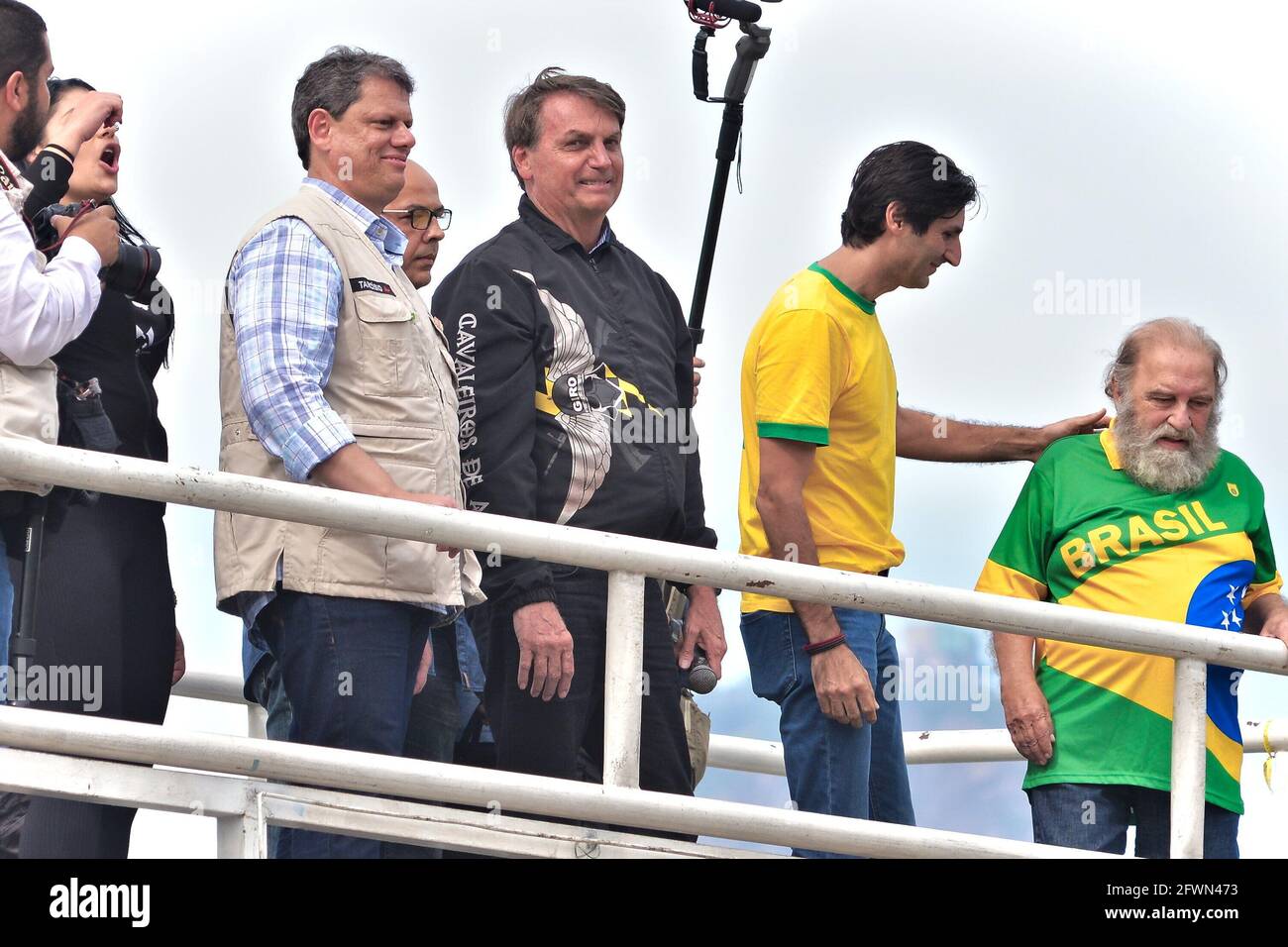 Rio de Janeiro, Rio de Janeiro, Brésil. 23 mai 2021. (INT) le président Bolsonaro lors de manifestations avec des partisans à Rio de Janeiro. 23 mai 2021, Rio de Janeiro, Brésil: Le président Jair Bolsonaro aux côtés du ministre des infrastructures, Tarcisio Gomes de Freitas, le vice-président Helio Lopes et l'ex-ministre de la Santé Eduardo Pazuello lors d'une manifestation dans la décharge de Flamengo, à Rio de Janeiro, ce dimanche matin (23). Crédit: Silvia Machado/TheNews2 crédit: Silvia Machado/TheNEWS2/ZUMA Wire/Alamy Live News Banque D'Images