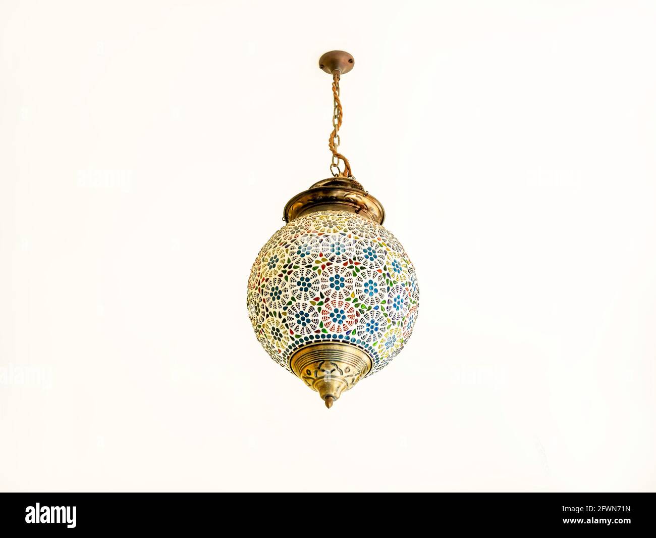 Belle lampe de style marocain, lanterne suspendue au plafond blanc Photo  Stock - Alamy