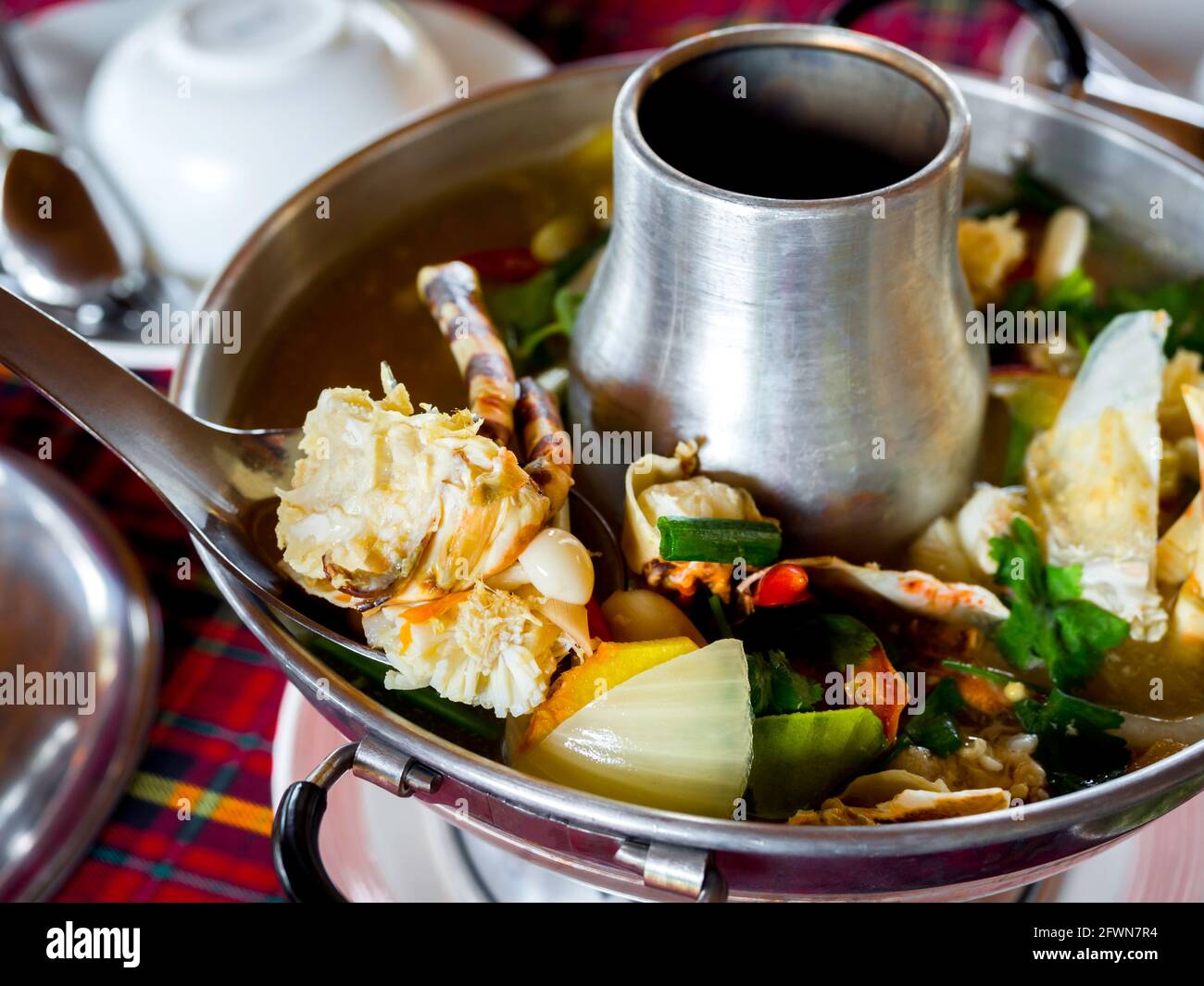 Homard Tom Yum. Soupe épicée à base d'ingrédients traditionnels thaïlandais servie dans une casserole chaude. Délicieux fruits de mer de style thaïlandais. Banque D'Images