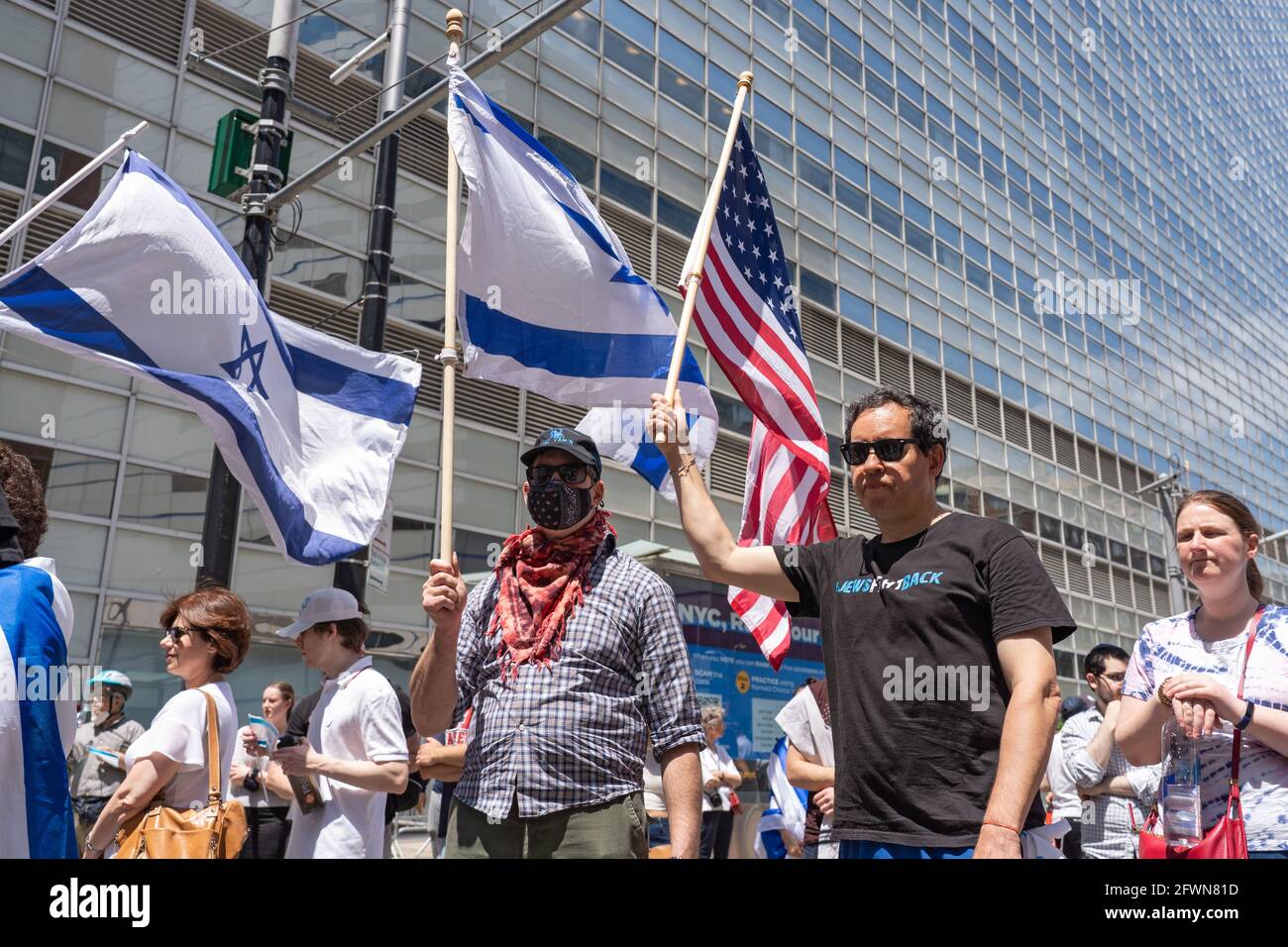 New York, États-Unis. 23 mai 2021. Des partisans pro-israéliens brandirent des drapeaux israéliens et américains pendant la manifestation.des manifestants juifs et pro-israéliens se sont rassemblés sur le site du World Trade Center, signe les drapeaux israéliens et américains en solidarité avec Israël à la suite de la dernière guerre contre le Hamas à Gaza, Et en signe de protestation contre la montée de l'antisémitisme et de graves attaques anti-juives à la suite du conflit. (Photo par Ron Adar/SOPA Images/Sipa USA) crédit: SIPA USA/Alay Live News Banque D'Images