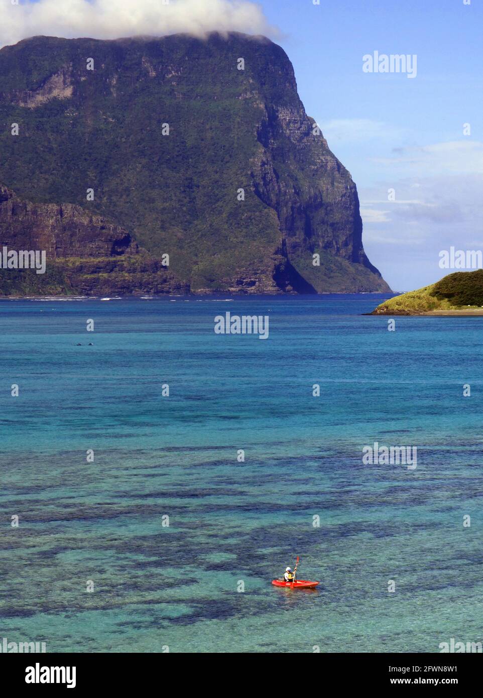 Kayakiste sur un lagon calme au-dessous de Mt Gower, île Lord Howe, Nouvelle-Galles du Sud, Australie. Pas de MR ou PR Banque D'Images