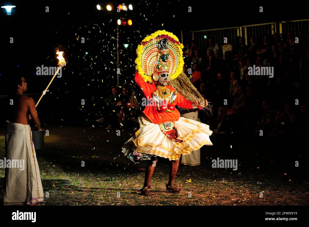 Mudijettu. Théâtre rituel du temple du Kerala, Mudijettu. Théâtre rituel des temples du Kerala, l'histoire des actes héroïques de Bhadrakala - l'histoire du meurtre du démon Darika (dārikavadham) rituel culte de fertilité, rituel du Kerala, MUDIJETTU est probablement l'une des plus anciennes traditions théâtrales en Inde, photo Kazimierz Jurewicz Banque D'Images