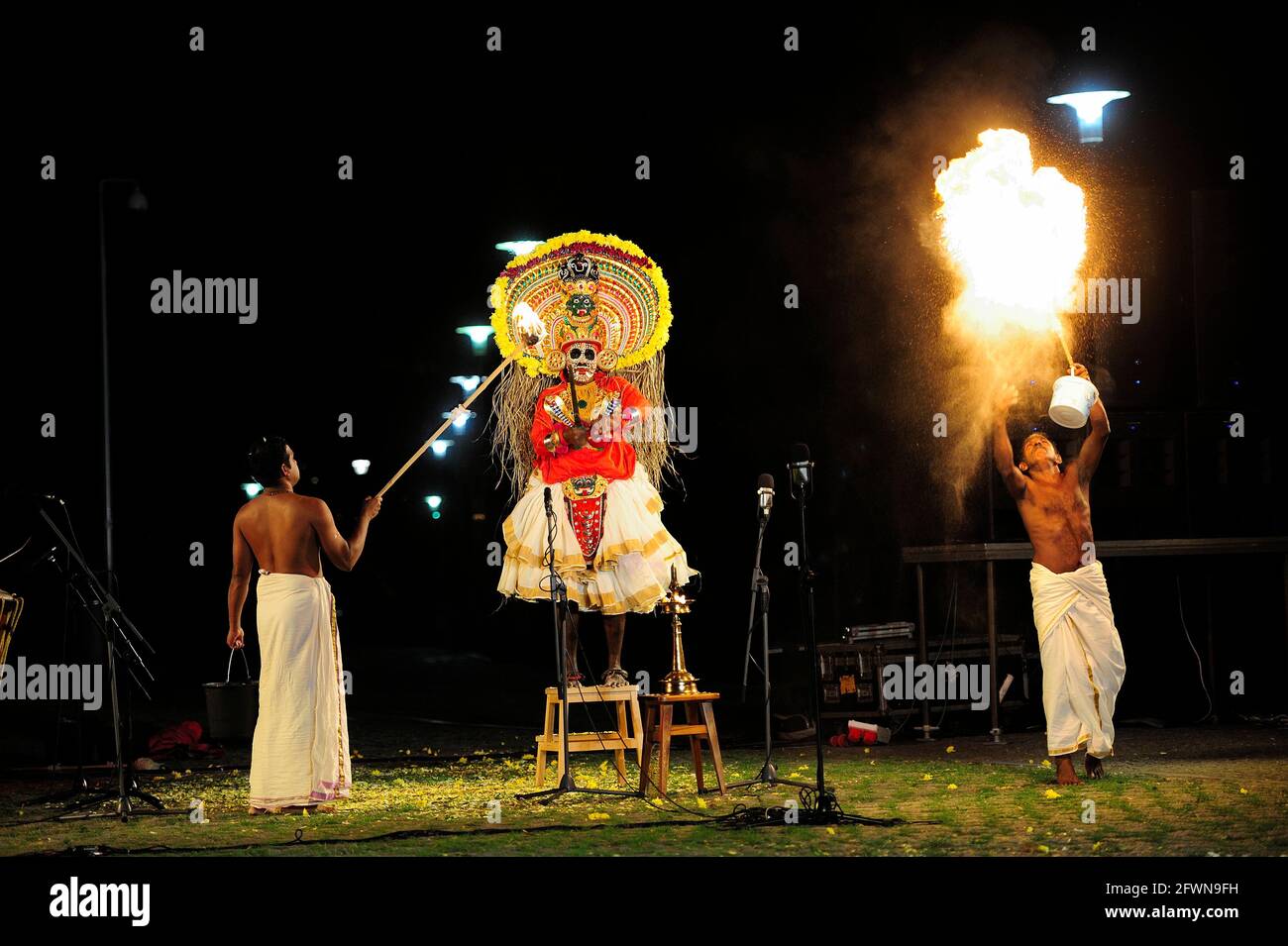 Mudijettu. Théâtre rituel du temple du Kerala, Mudijettu. Théâtre rituel des temples du Kerala, l'histoire des actes héroïques de Bhadrakala - l'histoire du meurtre du démon Darika (dārikavadham) rituel culte de fertilité, rituel du Kerala, MUDIJETTU est probablement l'une des plus anciennes traditions théâtrales en Inde, photo Kazimierz Jurewicz Banque D'Images