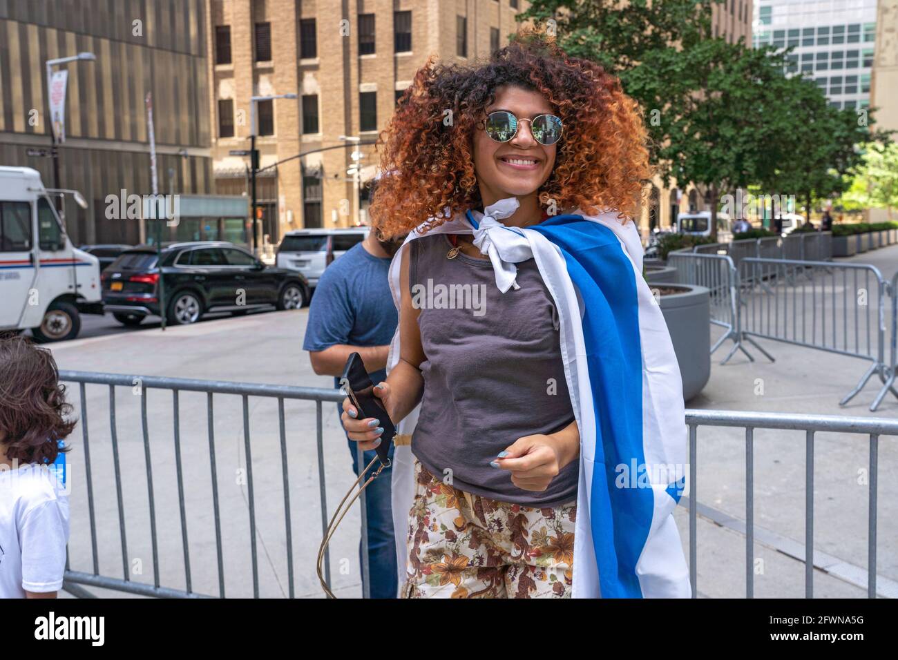 New York, États-Unis. 23 mai 2021. Les partisans pro-israéliens dansaient pendant la manifestation.des manifestants juifs et pro-israéliens se sont rassemblés sur le site du World Trade Center, en signe de solidarité avec Israël à la suite de la dernière guerre avec le Hamas à Gaza, Et en signe de protestation contre la montée de l'antisémitisme et de graves attaques anti-juives à la suite du conflit. Crédit : SOPA Images Limited/Alamy Live News Banque D'Images