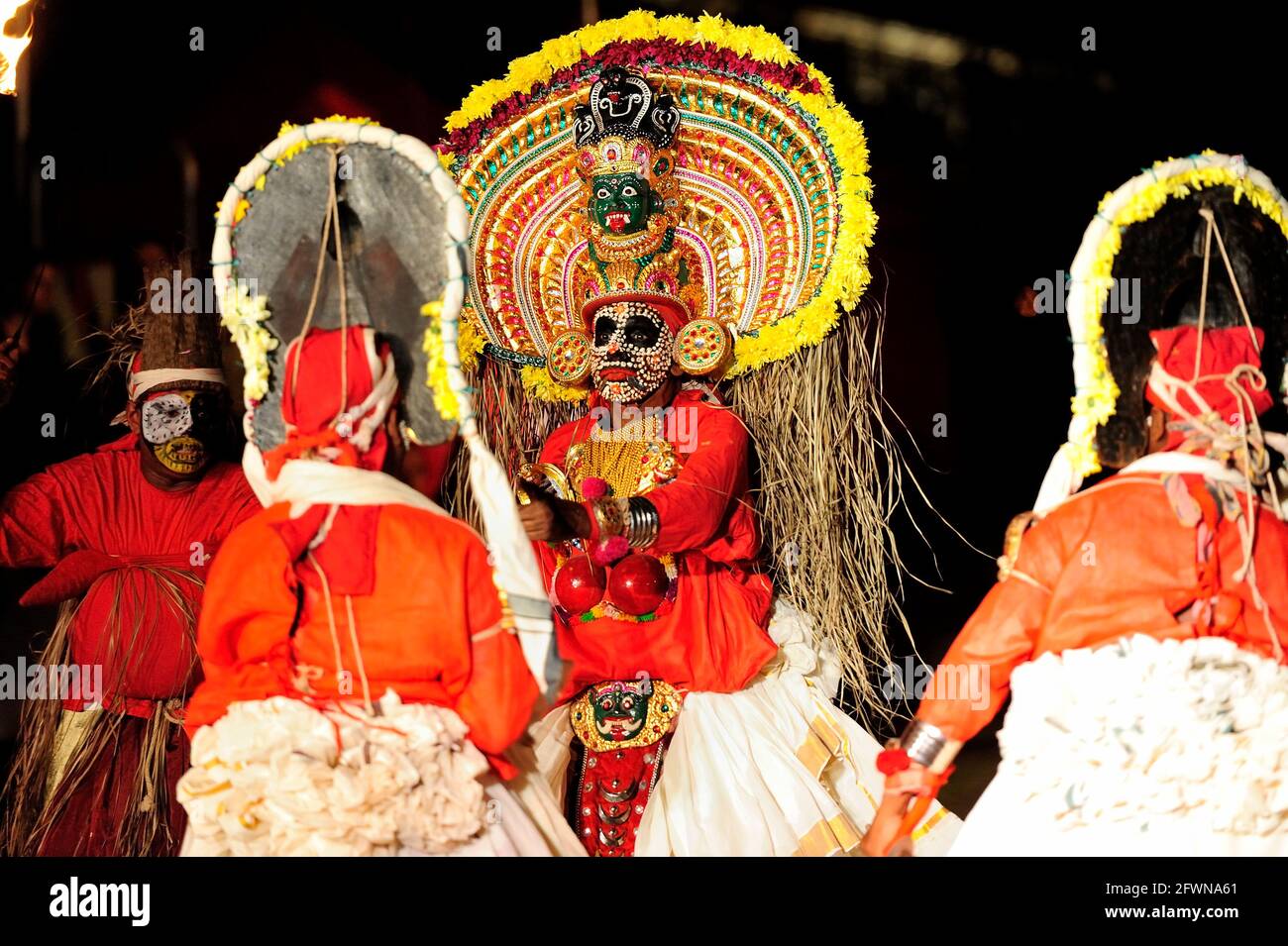 Mudijettu. Théâtre rituel du temple du Kerala, Mudijettu. Théâtre rituel des temples du Kerala, l'histoire des actes héroïques de Bhadrakala - l'histoire du meurtre du démon Darika (dārikavadham) rituel culte de fertilité, rituel du Kerala, MUDIJETTU est probablement l'une des plus anciennes traditions théâtrales en Inde, photo Kazimierz Jurewicz Banque D'Images