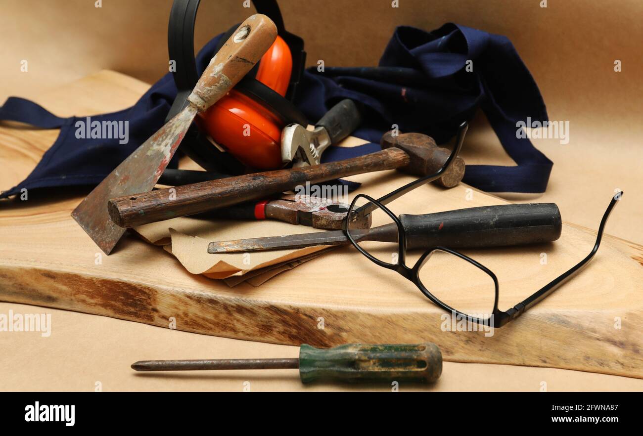 Un arrangement d'outils de buiding de handyman bien usés sur un rond poncé de bois. Menuiserie manuelle arts traite des objets de style sur un fond marron. Banque D'Images