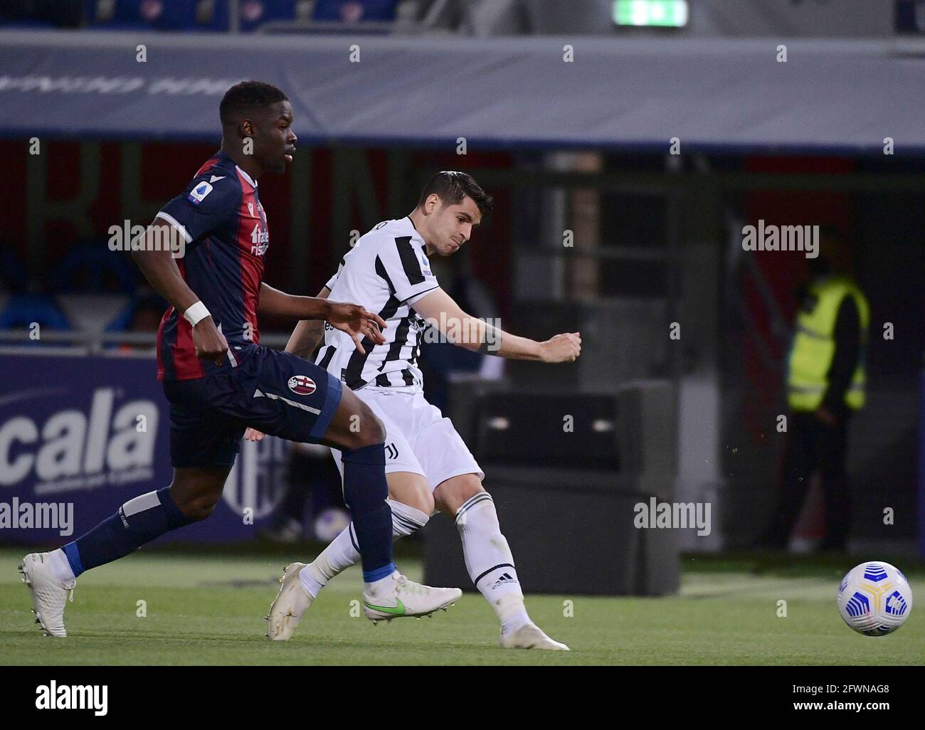 Bologne, Italie. 23 mai 2021. Alvaro Morata de Juventus marque son but lors d'un match de football série A entre Bologne et Juventus à Bologne, Italie, le 23 mai 2021. Credit: Federico Tardito/Xinhua/Alamy Live News Banque D'Images