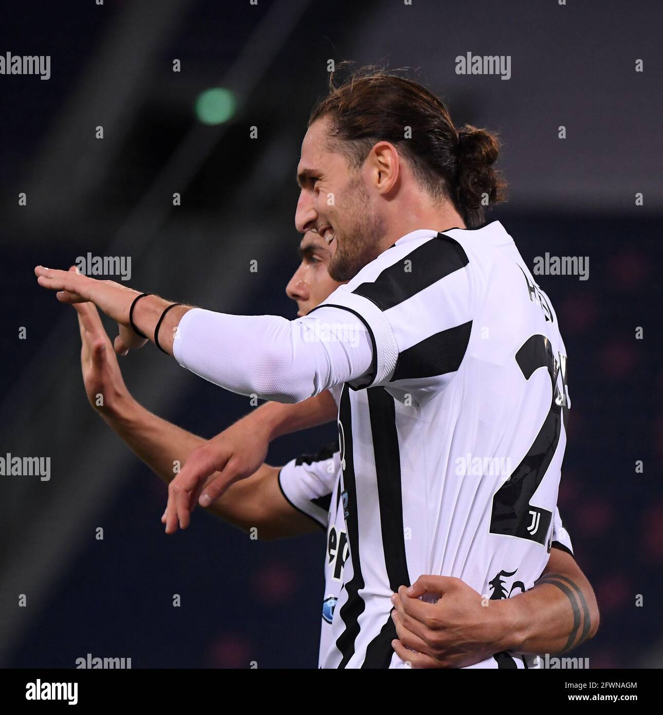 Bologne, Italie. 23 mai 2021. Adrien Rabiot de Juventus célèbre son but lors d'un match de football série A entre Bologne et Juventus à Bologne, Italie, le 23 mai 2021. Credit: Federico Tardito/Xinhua/Alamy Live News Banque D'Images