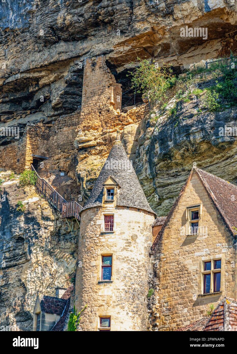 Le village de la Roque-Gageac, classé parmi les plus beaux villages de France, est niché entre les falaises et la Dordogne. Banque D'Images