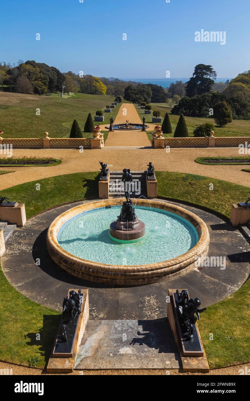 Angleterre, Île de Wight, East Cowes, Osborne House, l'ancienne maison grandiose de la reine Victoria et du prince Albert, Fontaine et jardins Banque D'Images