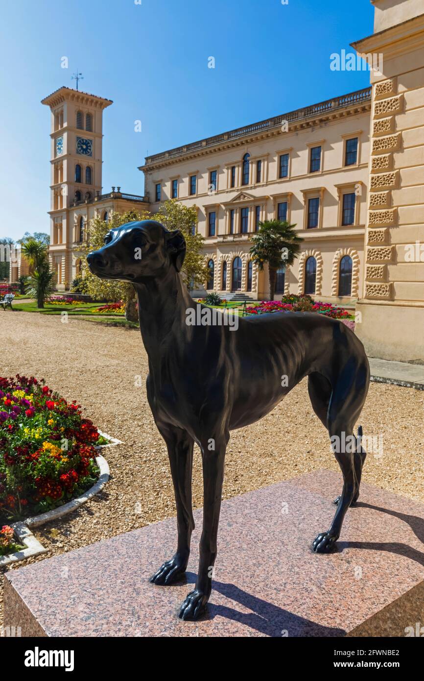 Angleterre, Île de Wight, East Cowes, Osborne House, l'ancienne maison palatiale de la reine Victoria, statue de bronze d'EOS, chien préféré du prince Albert Banque D'Images