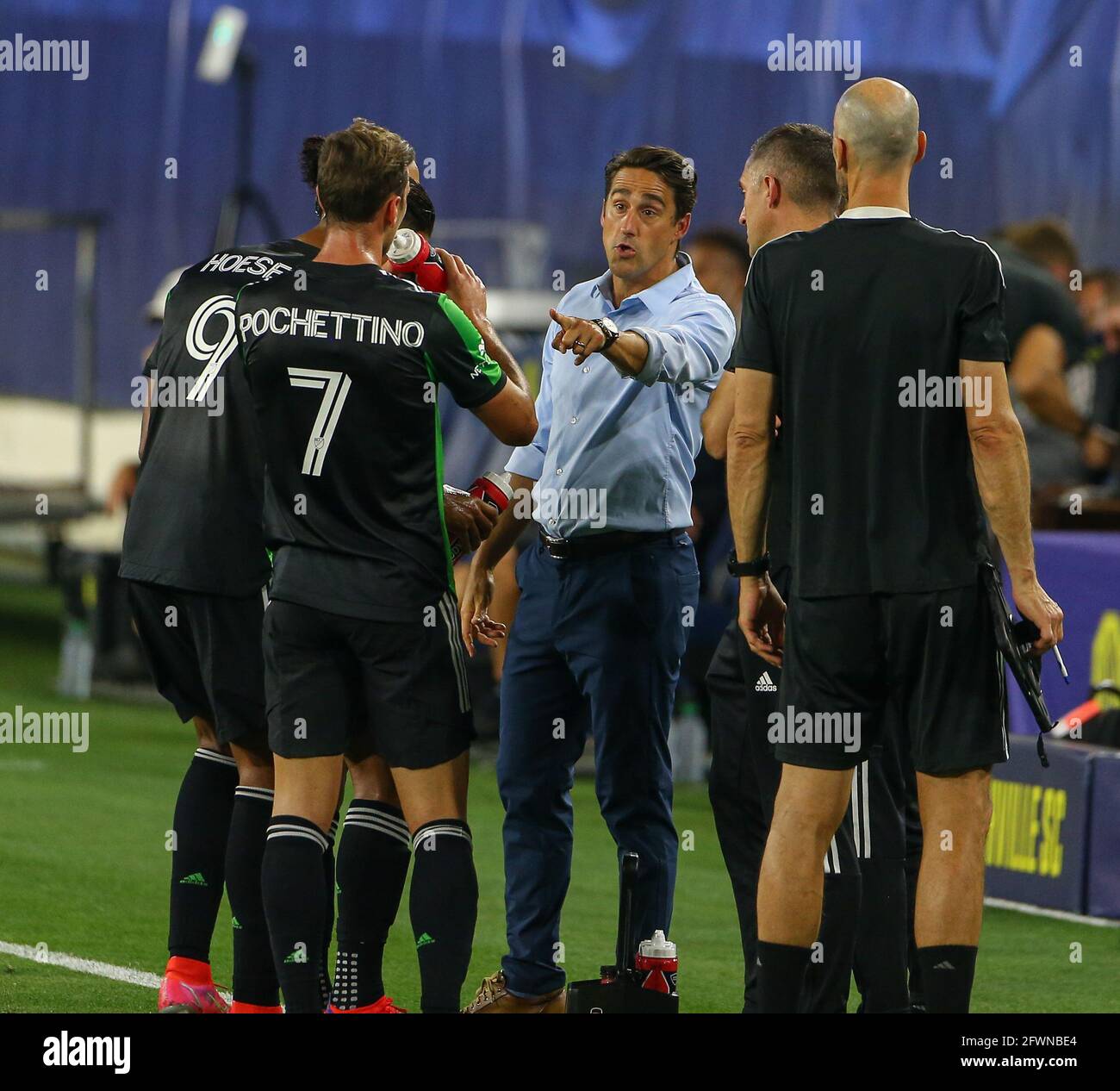 Nashville, Tennessee, États-Unis. 23 mai 2021. Josh Wolff, entraîneur-chef du FC Austin, discute avec ses joueurs lors d'un match de football de la Ligue majeure entre Nashville SC et Austin FC le 23 mai 2021, à Nashville, TN. Nashville SC a gagné, 1-0. Crédit : Scott Coleman/ZUMA Wire/Alay Live News Banque D'Images