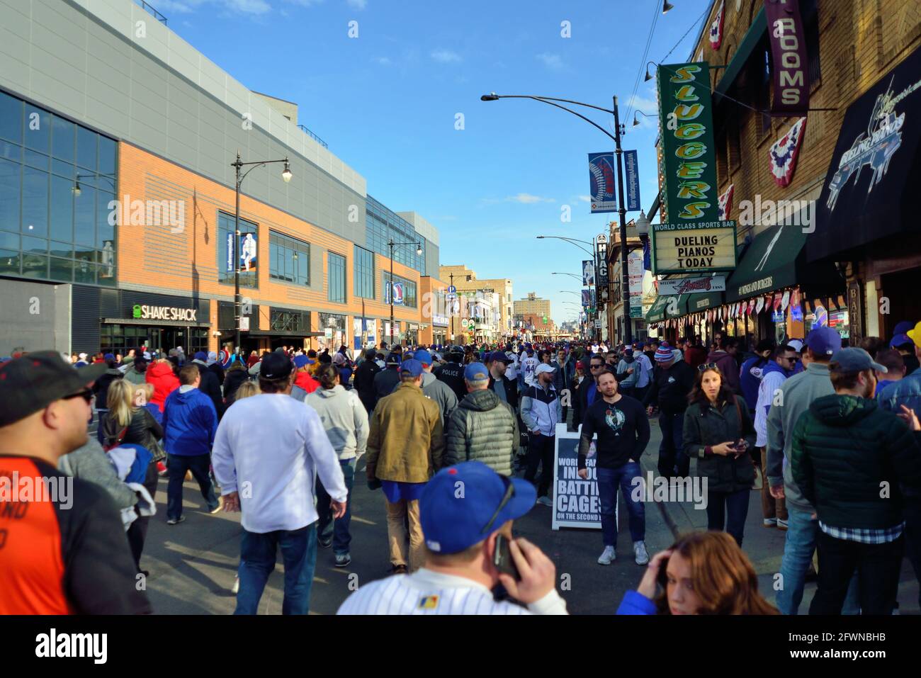 Chicago, Illinois, États-Unis. Après un match de baseball à Wrigley Field, les fans se sont déversés du stade de baseball et débordent sur les rues principales telles que la photo. Banque D'Images