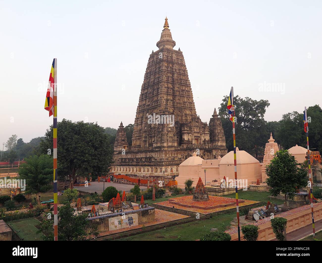 Vue sur le complexe du temple de Mahabodhi, Bodhgaya, Bihar, Inde - le 2017 novembre matin Banque D'Images