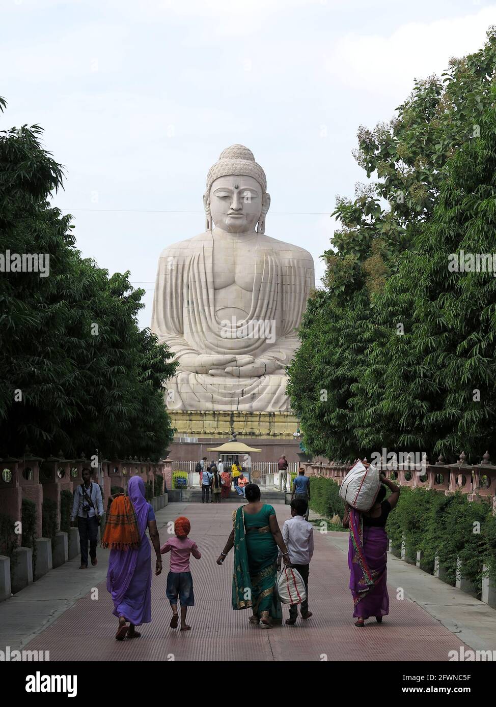 Visiteurs se rendant à la statue du Grand Bouddha, Bodhgaya, Bihar, Inde - novembre 2017 Banque D'Images