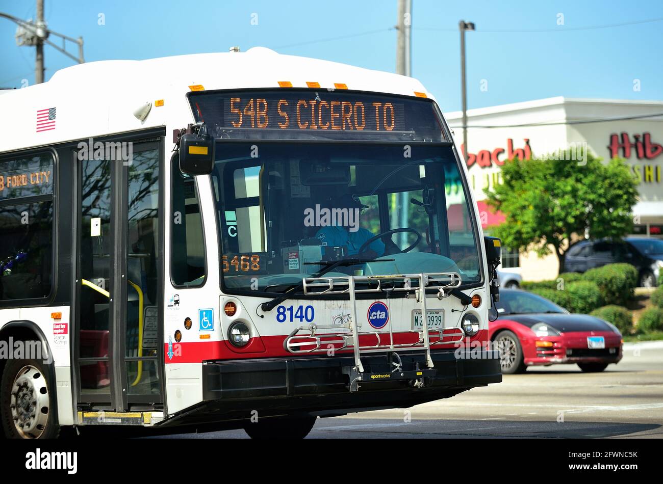 Chicago, Illinois, États-Unis. Un CTA-bus équipé d'un porte-vélos à l'avant de l'hôtel qui descend le long de l'avenue South Cicero. Banque D'Images