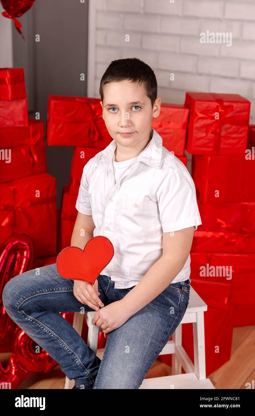 Joli petit garçon tenant le coeur. Garçon avec un cœur. Saint Valentin. Banque D'Images