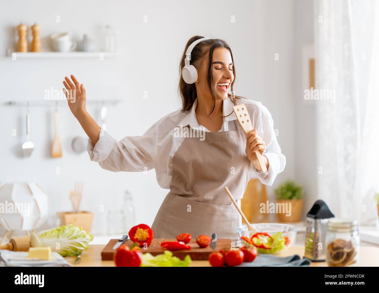 Une alimentation saine à la maison. La femme prépare le bon repas dans la cuisine. Banque D'Images