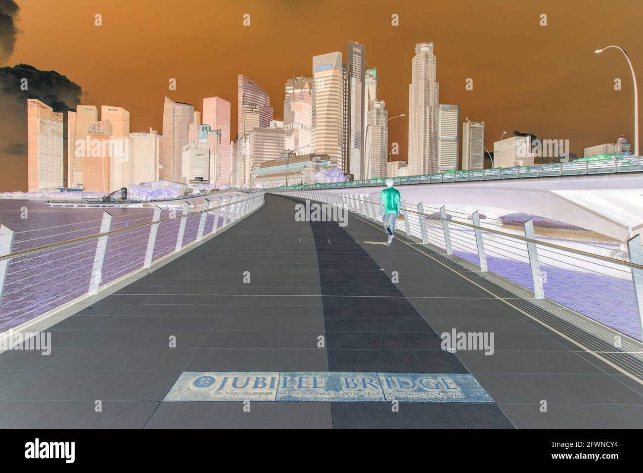 Un homme traverse le pont Jubilee pendant le confinement de Covid-19 à Singapour. Banque D'Images