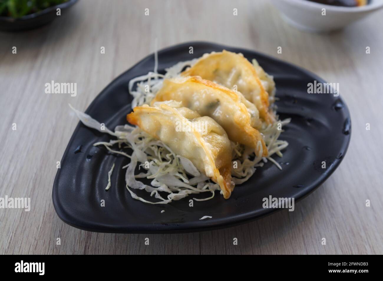 Boulettes frites fraîches sur le plat Banque D'Images