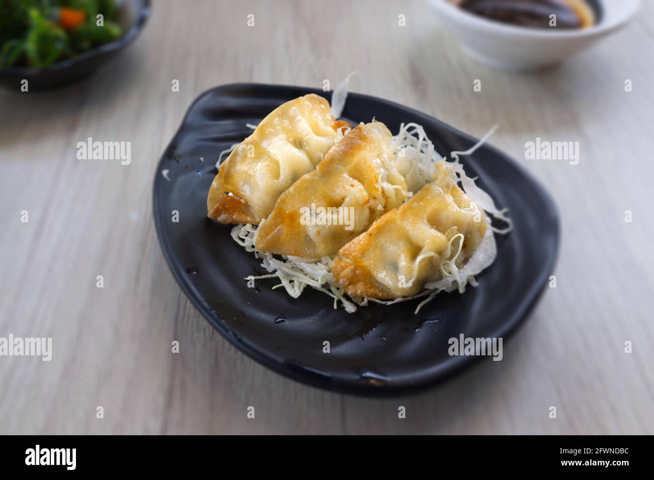 Boulettes frites fraîches sur le plat Banque D'Images