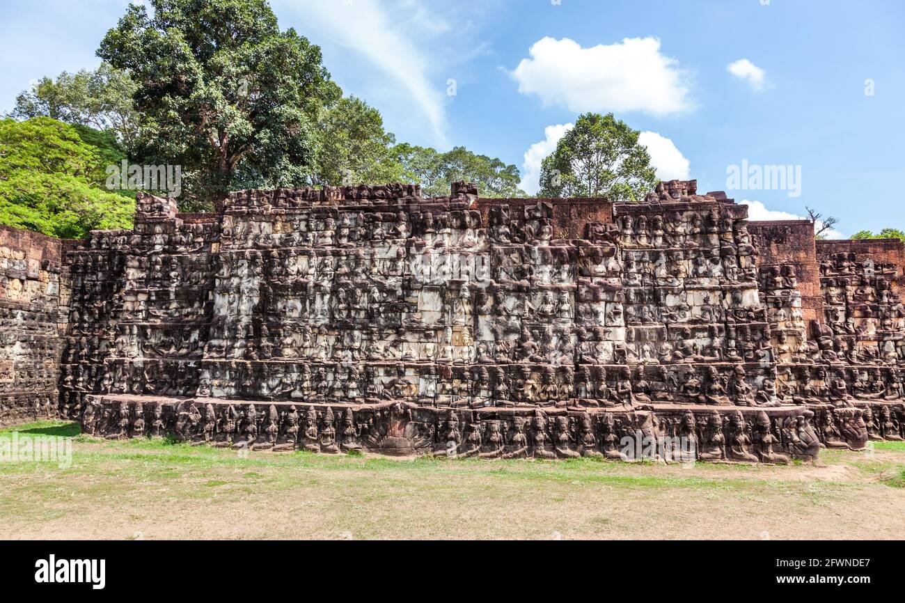 La terrasse des éléphants fait partie de la ville fortifiée d'Angkor Thom, un complexe de temples en ruines au Cambodge. La terrasse a été utilisée par le roi Jay d'Angkor Banque D'Images