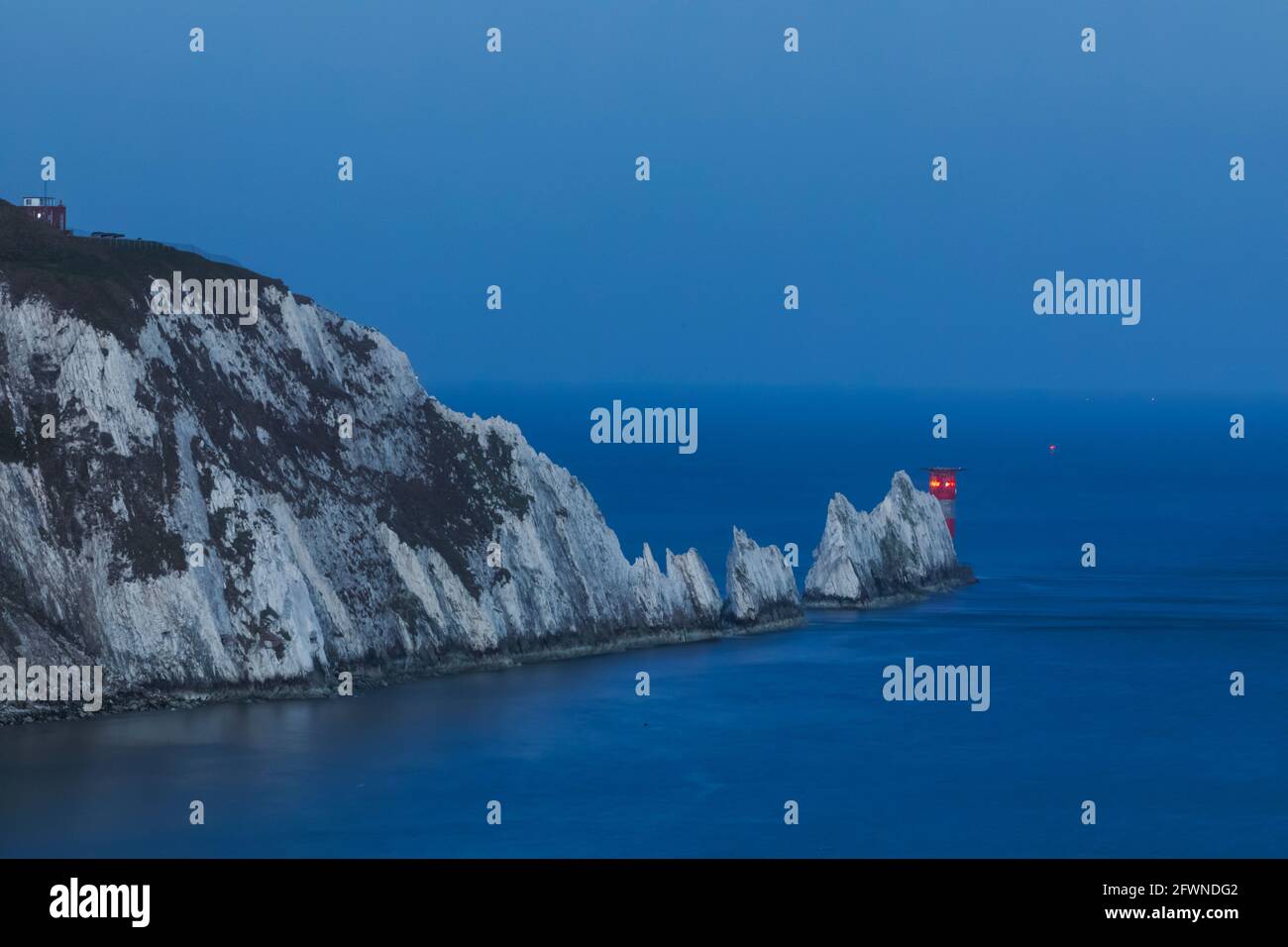 Angleterre, Île de Wight, le phare des aiguilles et des aiguilles Banque D'Images