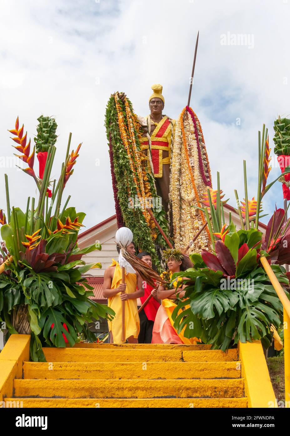 Leis a drapé sur la statue d'origine lors des festivités de la journée du roi Kamehameha à Kapa'au, Kohala du Nord, Big Island, Hawaï. Banque D'Images