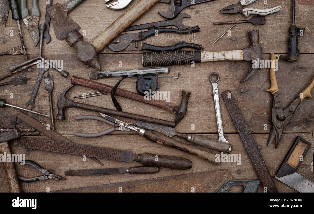 Collection d'outils à main anciens pour le travail du bois sur un établi rugueux ancien en bois Banque D'Images