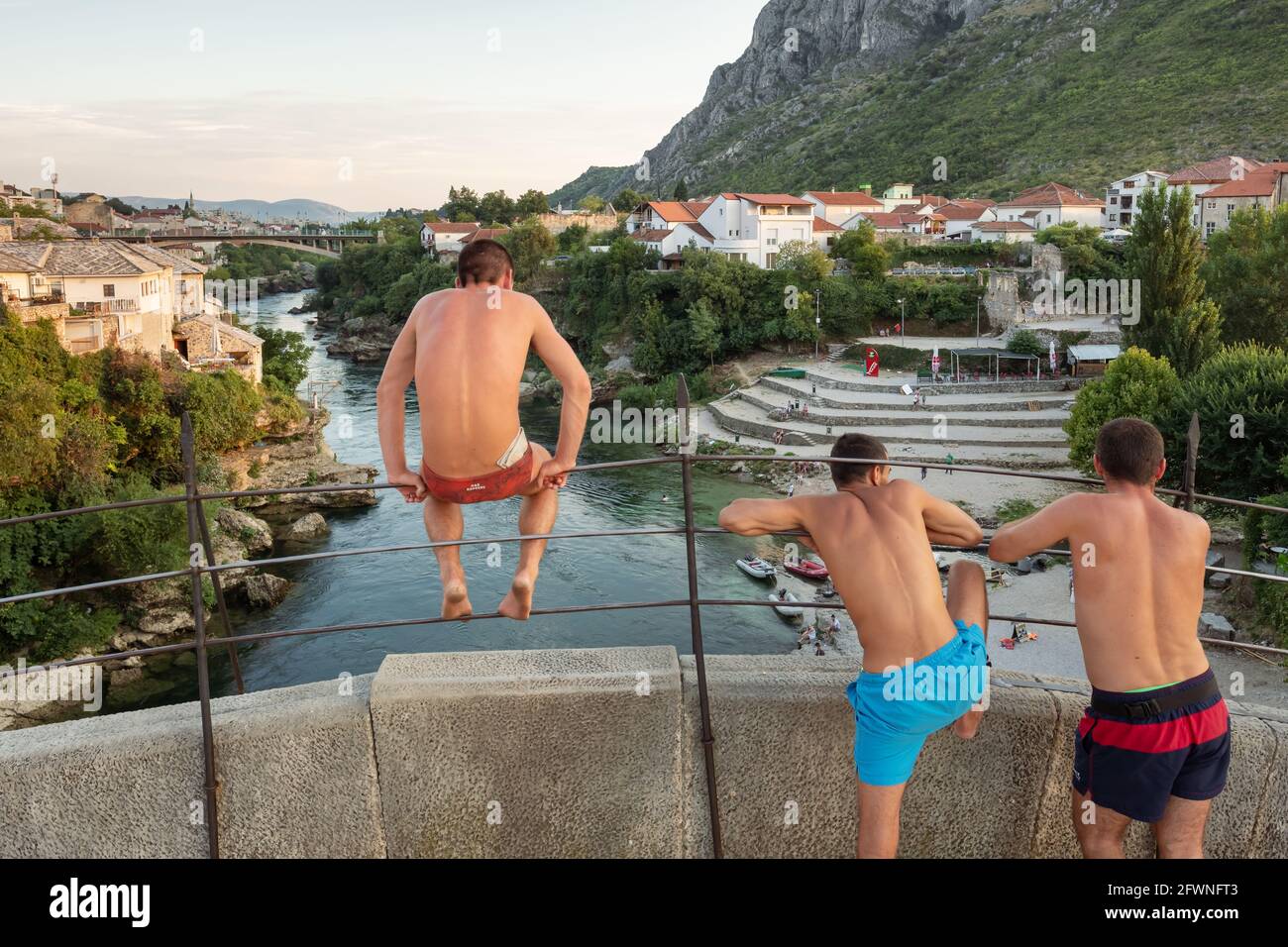 Homme qui sautait d'un pont très ancien à Mostar, en Bosnie-Herzégovine Banque D'Images Homme qui sautait d'un pont très ancien à Mostar, en Bosnie-Herzégovine Banque D'Images