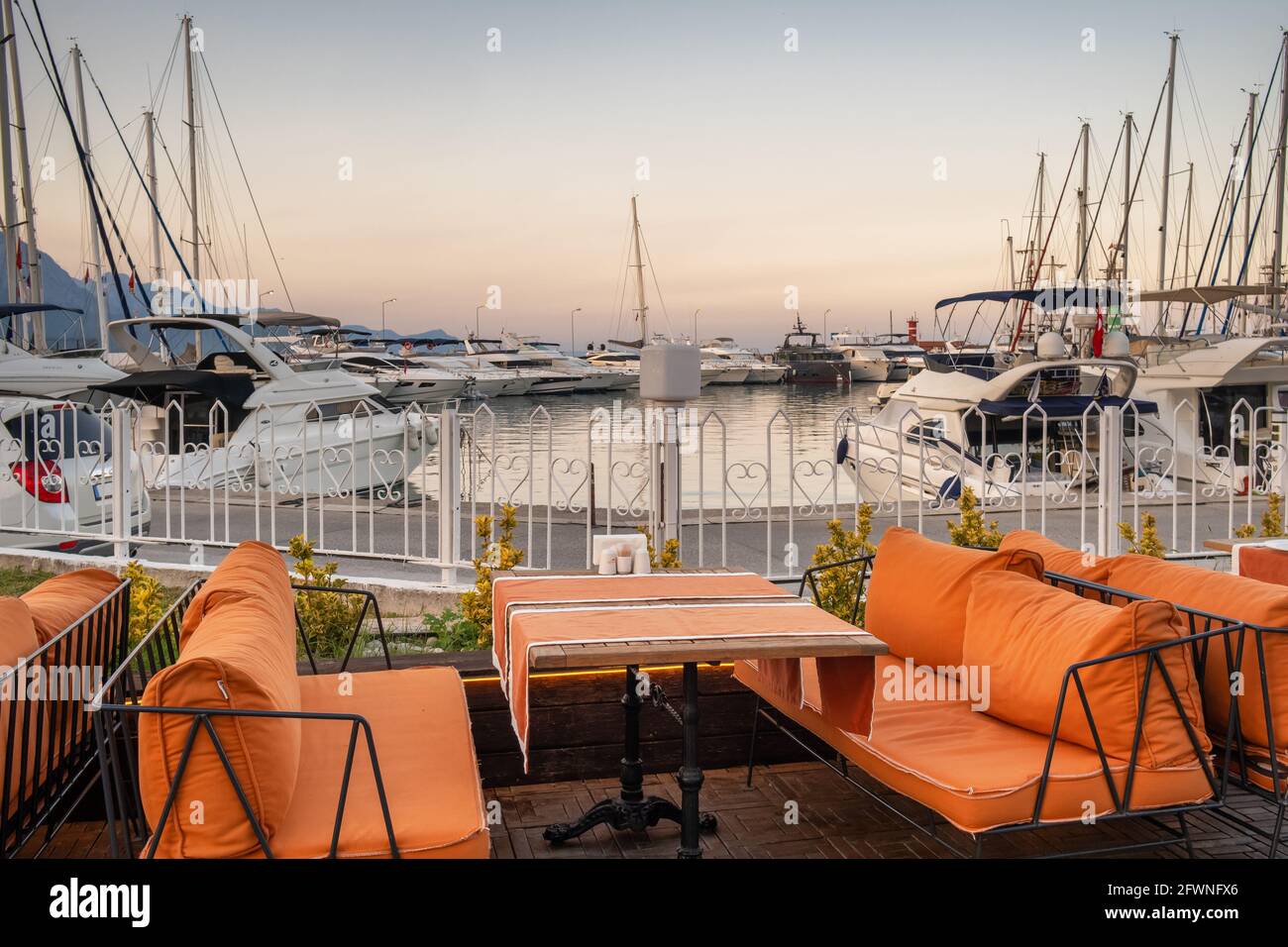 Café extérieur confortable dans le port de Kemer station-ville Turquie Banque D'Images