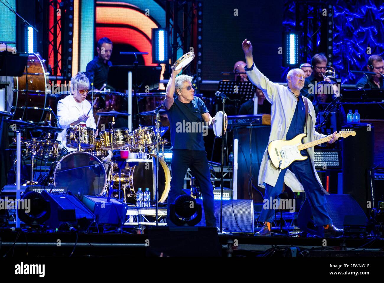 Photo du dossier datée du 06/07/19 de Roger Daltrey et Pete Townshend de l'OMS qui se sont produits sur scène lors de leur déménagement au stade Wembley, Londres. Pièces de monnaie célébrant les qui ont été lancées par la monnaie royale. Roger Daltrey, cofondateur et chanteur principal du groupe, a visité la monnaie pour frapper l'une des premières pièces. Date de publication : lundi 24 mai 2021. Banque D'Images