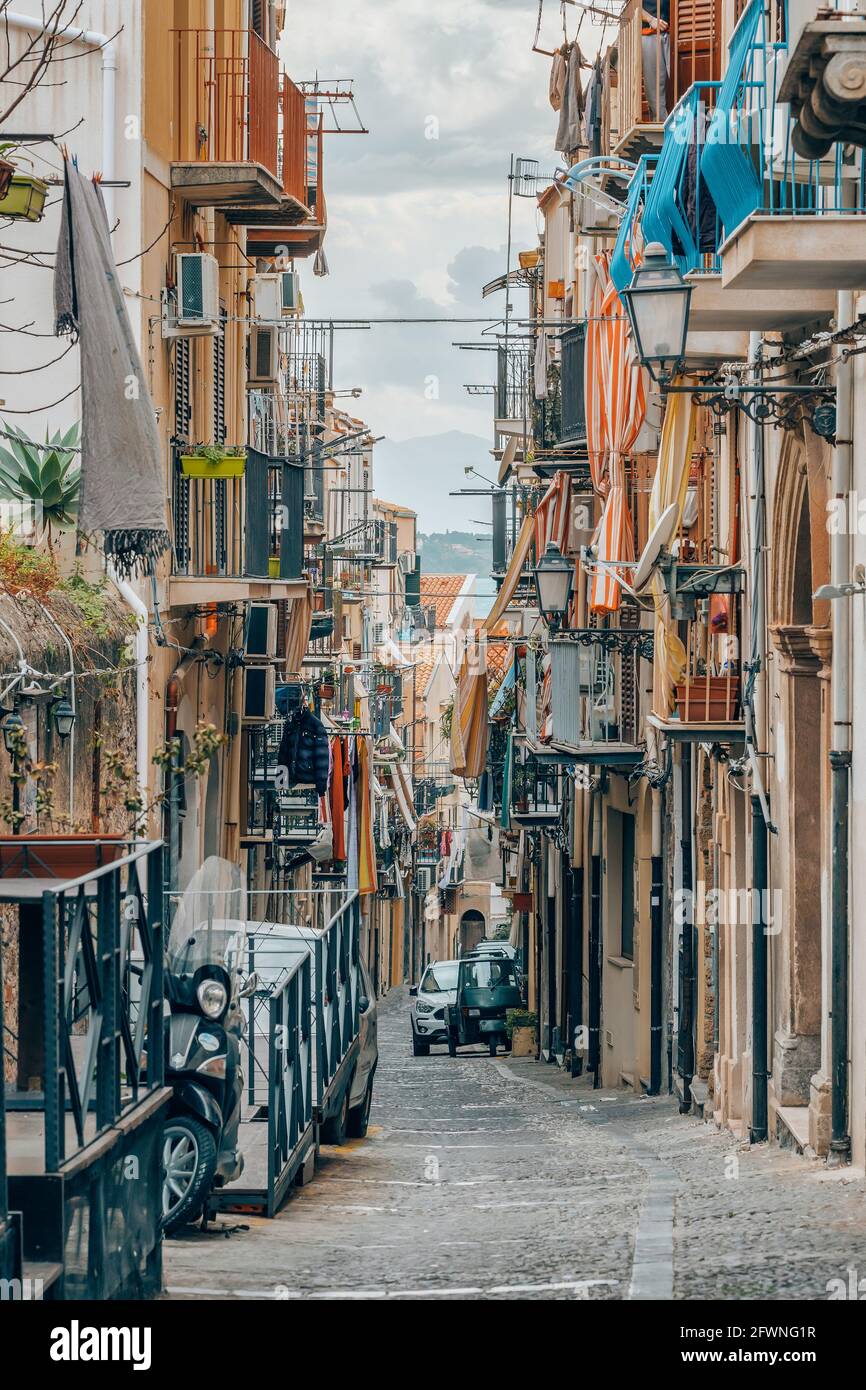 Rue italienne typique dans la vieille ville de Palerme, Italie. Banque D'Images