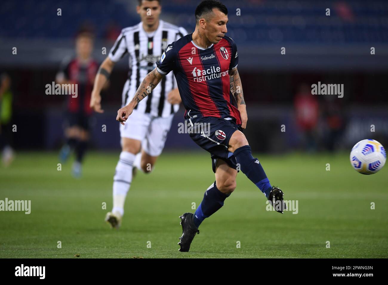 Bologne, Italie. 23 mai 2021. Gary Medel (Bologne) lors du match italien 'erie A' entre l'ologna 1-4 Juventus au stade Renato Dall Ara le 23 mai 2021 à Bologne, Italie. Credit: Maurizio Borsari/AFLO/Alay Live News Banque D'Images