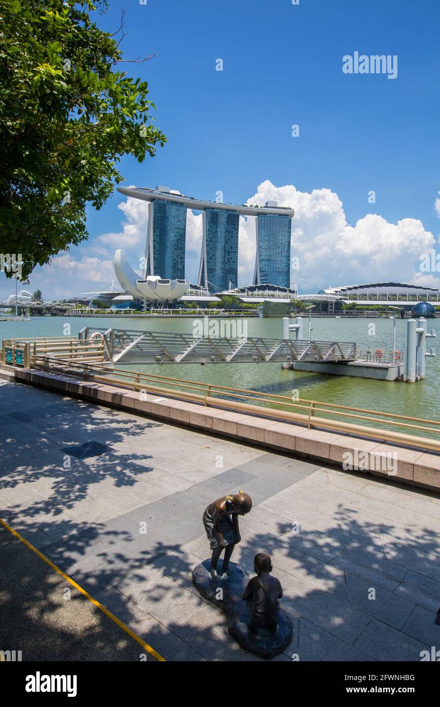 Vue verticale sur les sables de Marina Bay et les sculptures de l' premier plan Banque D'Images