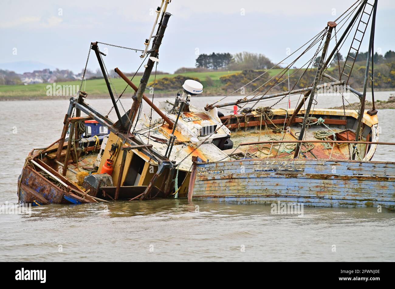 Les anciens chalutiers de pêche abandonnés dans le quai de Fleetwood Banque D'Images