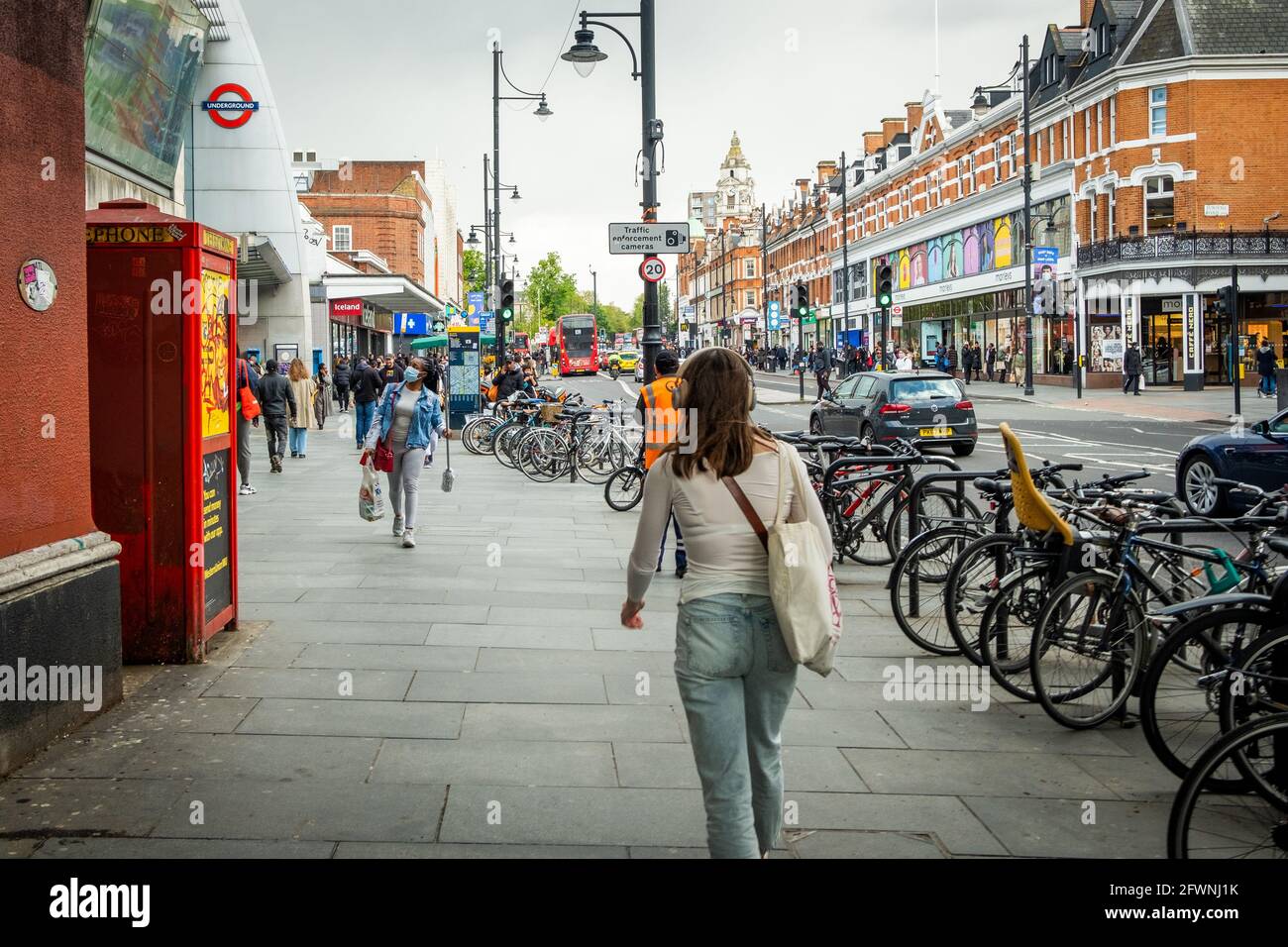 Brixton London - scène de jour de High Street par la station de métro Brixton dans le sud-ouest de Londres Banque D'Images