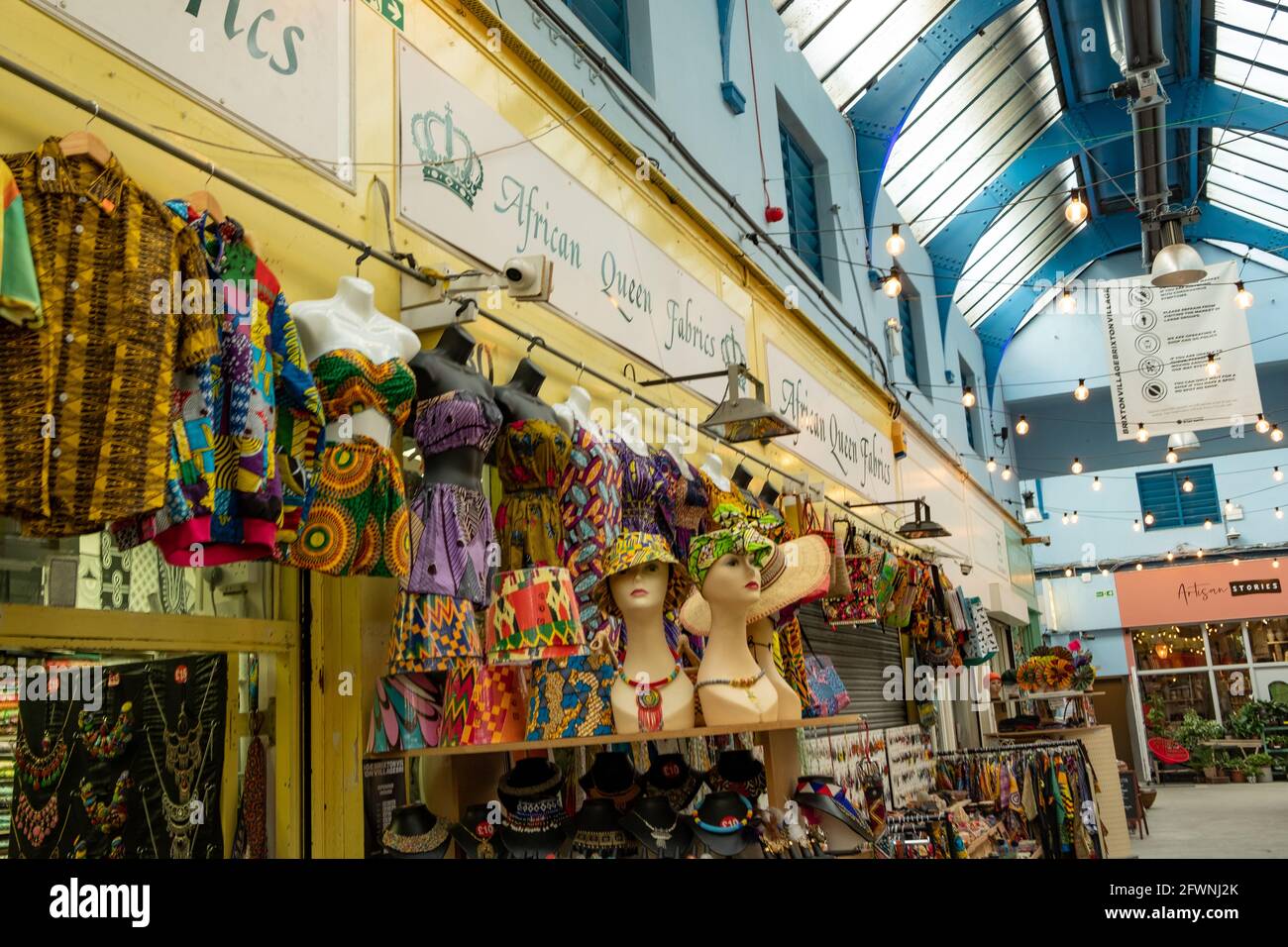 Brixton, Londres - 2021 mai : à l'intérieur du village de Brixton qui fait partie du marché de Brixton - une salle intérieure d'étals, de bars et de boutiques de cuisine du monde entier. Banque D'Images