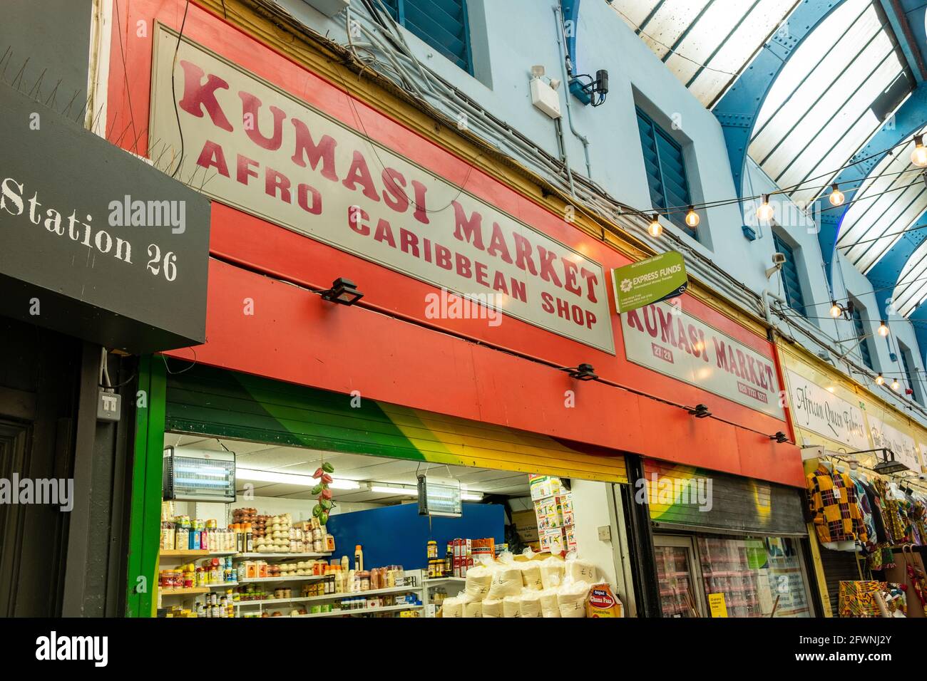 Brixton, Londres - 2021 mai : à l'intérieur du village de Brixton qui fait partie du marché de Brixton - une salle intérieure d'étals, de bars et de boutiques de cuisine du monde entier. Banque D'Images