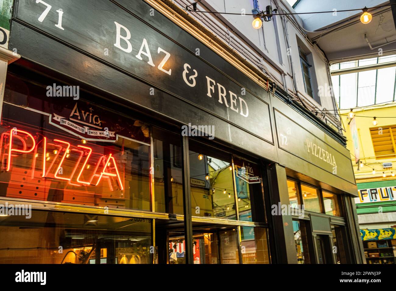 Brixton, Londres - 2021 mai : à l'intérieur du village de Brixton qui fait partie du marché de Brixton - une salle intérieure d'étals, de bars et de boutiques de cuisine du monde entier. Banque D'Images
