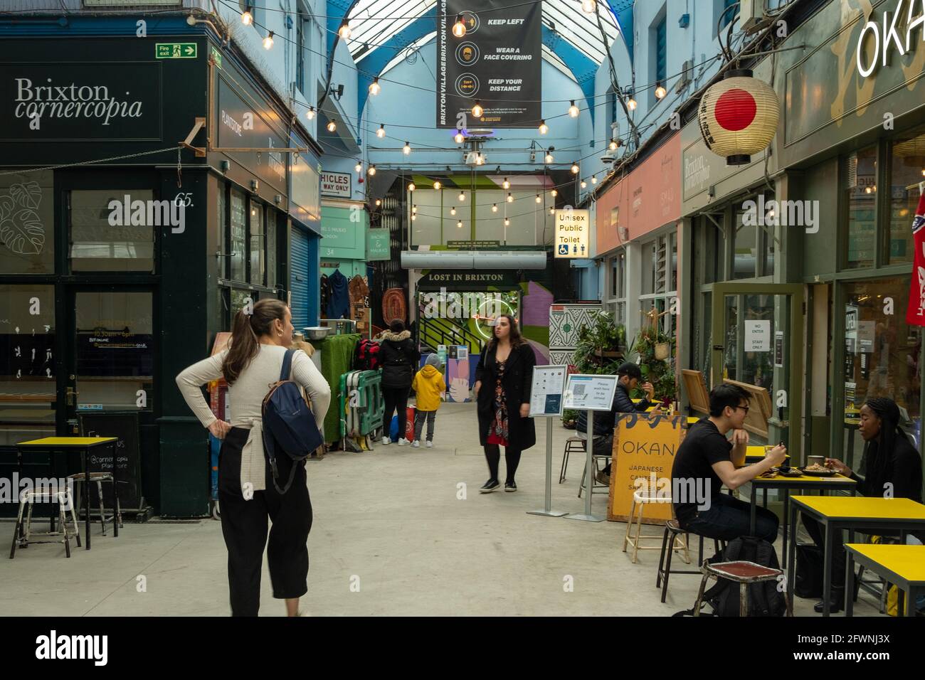 Brixton, Londres - 2021 mai : à l'intérieur du village de Brixton qui fait partie du marché de Brixton - une salle intérieure d'étals, de bars et de boutiques de cuisine du monde entier. Banque D'Images