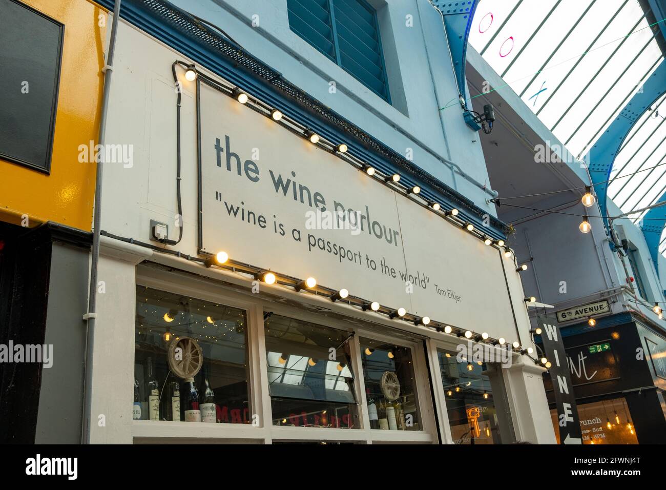 Brixton, Londres - 2021 mai : à l'intérieur du village de Brixton qui fait partie du marché de Brixton - une salle intérieure d'étals, de bars et de boutiques de cuisine du monde entier. Banque D'Images